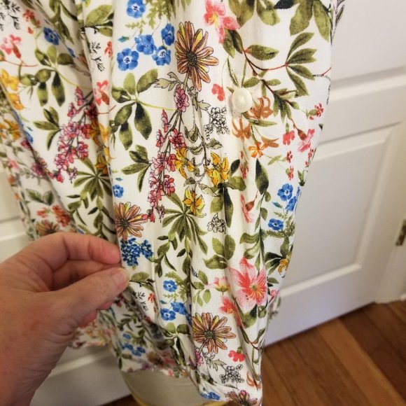 NWOT  Beautiful Floral Pin Pleated Blouse - Picture 7 of 11